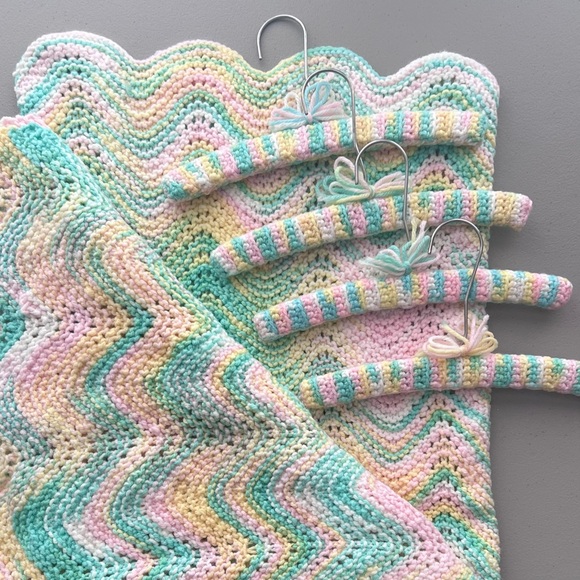 Hand Crocheted Baby Blanket & Four Matching Hangers Set - New - Picture 3 of 10